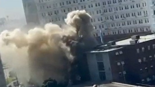 Dramático operativo en Retiro: se incendió el polígono de la Armada y volcó una ambulancia del SAME