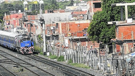 La Carbonilla, el barrio popular que crece escondido junto a las vías en La Paternal