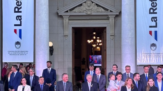Emocionado, Pullaro juró dos veces la nueva Constitución de la provincia de Santa Fe