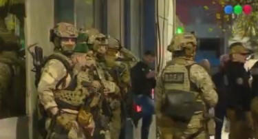 Operativo policial en la puerta de Crónica TV: un hombre con un cuchillo ingresó al canal por la fuerza