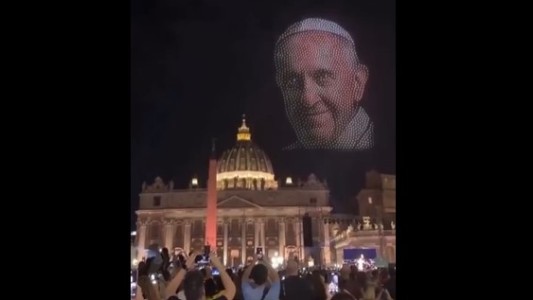 Homenaje: El rostro del papa Francisco apareció en el cielo del Vaticano