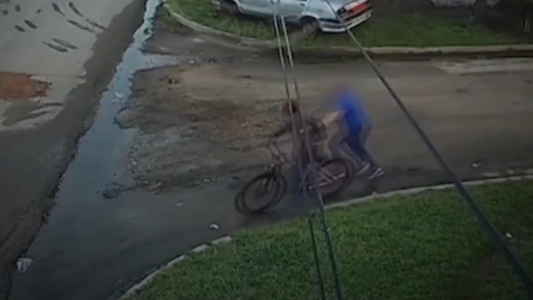 Video: vio el robo a un peatón, persiguió a delincuente y lo atrapó