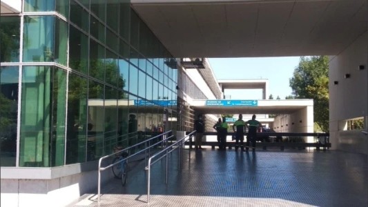 Rosario: Un pasajero atacado por un grupo de taxistas permanece en estado crítico