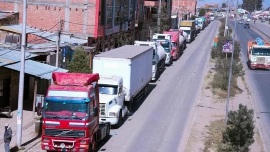 Ocho de cada diez camiones en Bolivia están parados por la falta de diésel