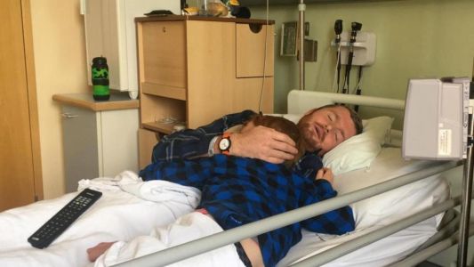 La conmovedora foto de un padre enfermo abrazado a su pequeño hijo