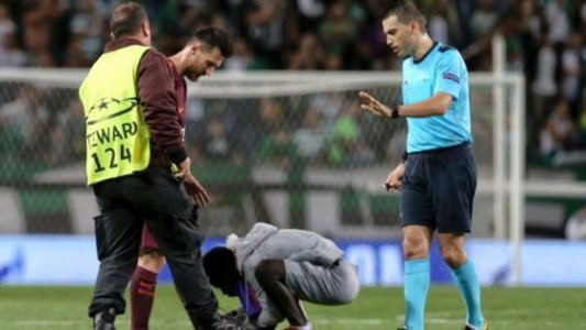 Un aficionado invadió la cancha para besar los botines de Messi