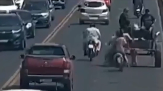 Choque con final increíble: impacto de tres personas en una moto contra un carro tirado a caballo