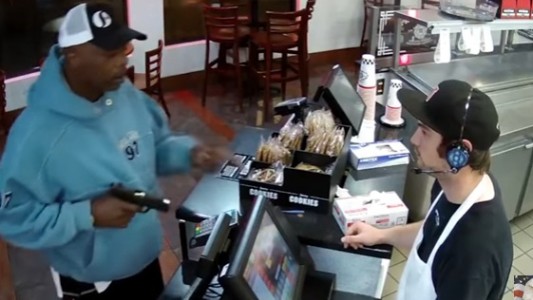 La increíble reacción de un joven ante un ladrón que lo amenazaba con un arma