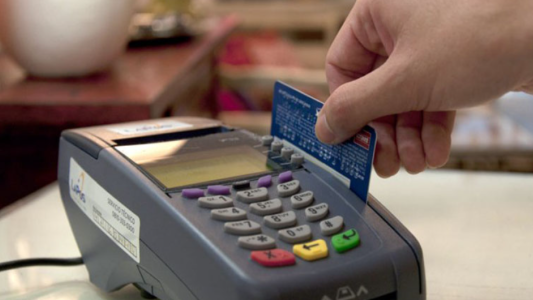 Lo detuvieron al intentar gastar más de $ 3 millones de pesos con una tarjeta de débito robada