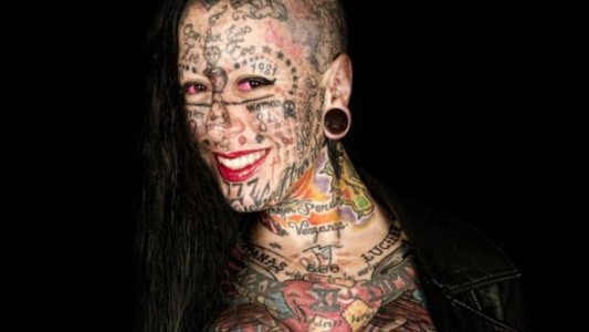 La historia de la mujer más tatuada que se  arrepintió de los dibujos en su cara