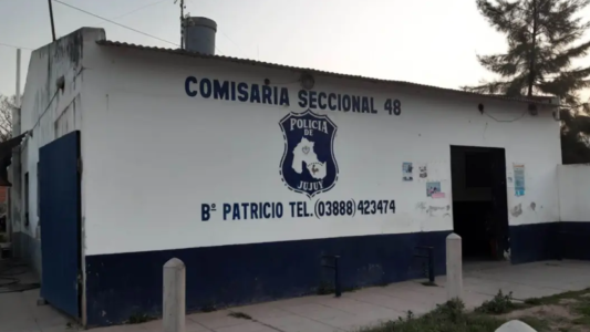 Detuvieron a un hombre de 72 años por apuñalar a su hijo y amenazar con incendiar la casa