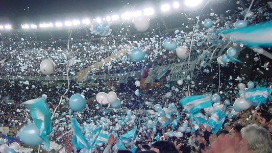 Nueva multa a la AFA por cantos homofóbicos de hinchas argentinos durante las Eliminatorias