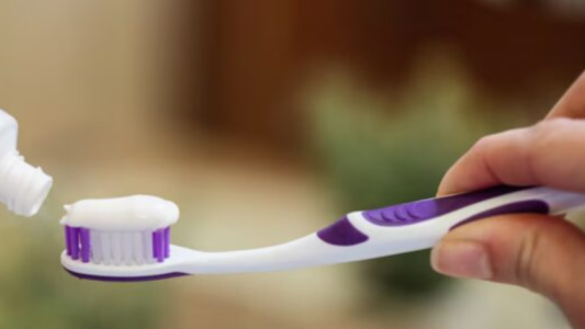 Crecen casos de efectos adversos por uso de una crema dental: la ANMAT recordó que está prohibida