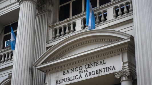 El Banco Central tuvo que vender US$678 millones para contener la suba del dólar