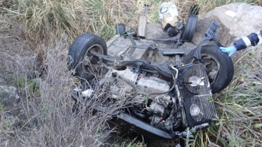 Tragedia en Córdoba: un auto despistó, cayó 200 metros por un barranco y el conductor murió