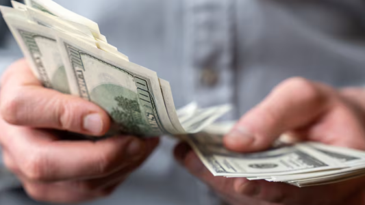 Cae el dólar y hay fuerte mejora de acciones y bonos tras el respaldo de Estados Unidos