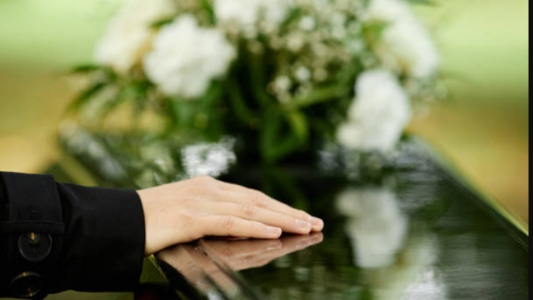 "Estoy vivo": joven de 22 años apareció en su propio funeral