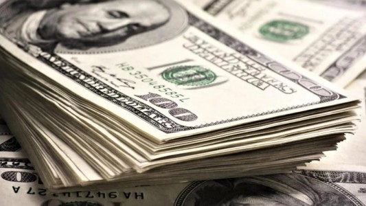 El dólar oficial bajó otros $45 y cerró a $1.385