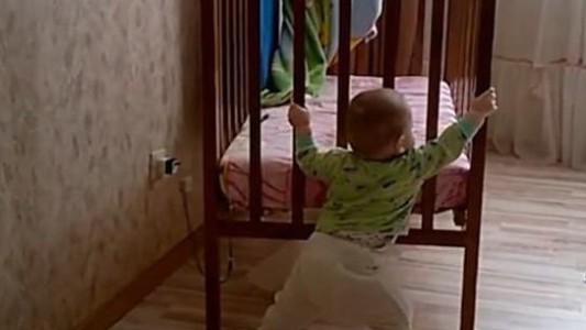 "Popeye", el súper bebé ruso que mueve solo la cuna