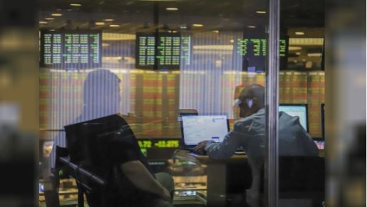 Se reduce el riesgo país mientras se disparan bonos y acciones argentinas