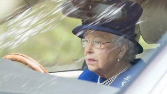 A los 91 años y sin licencia, la reina Isabel II maneja tranquila su Jaguar después de misa