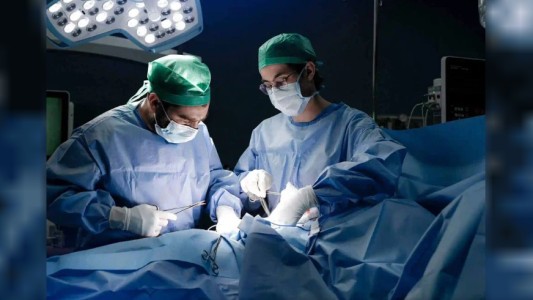 Le dejaron un pedazo de tubo en el cuerpo tras una cirugía y condenaron a la clínica