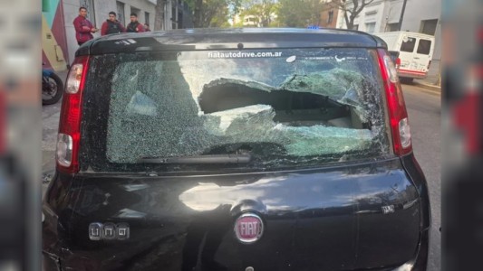 Una mujer rompió con un palo de hockey autos de periodistas de Radio 10 en Palermo