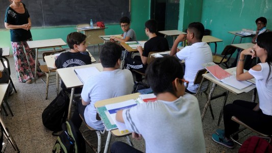 Solo 10 de cada 100 estudiantes terminan la secundaria en tiempo y forma en Argentina