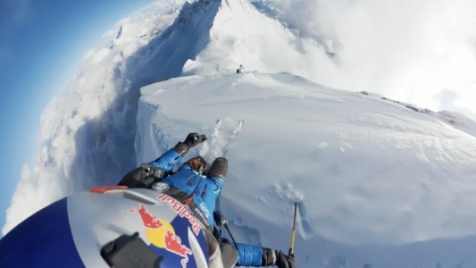 Un alpinista polaco escaló el Monte Everest y lo bajó esquiando y sin oxigeno suplementario