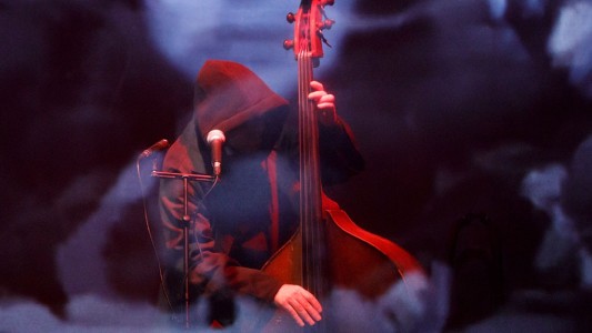 El artista performático francés Camille Rocailleux se presentó en el Teatro San Martín