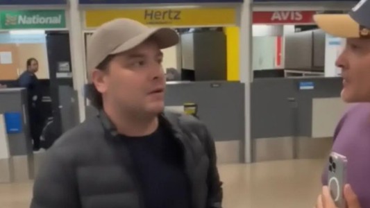 Marche preso: esperaron a su estafador en el aeropuerto y lo recibieron con abrazos