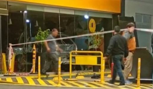 "Zafamos de morir aplastados": un auto se metió en el minimercado de una estación de servicio