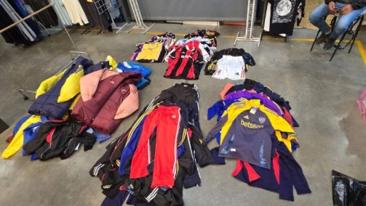 Secuestran ropa falsificada en Balvanera por 69 millones de pesos: 14 personas imputadas