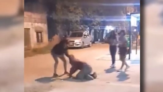 Brutal pelea callejera entre adolescentes en Rosario: una madre participó del enfrentamiento