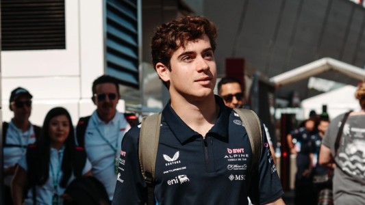 Golpe de suerte para Colapinto: avanza tras la descalificación de Sainz y Albon en Singapur