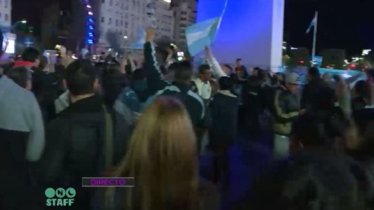 Los festejos en un Obelisco celeste y blanco