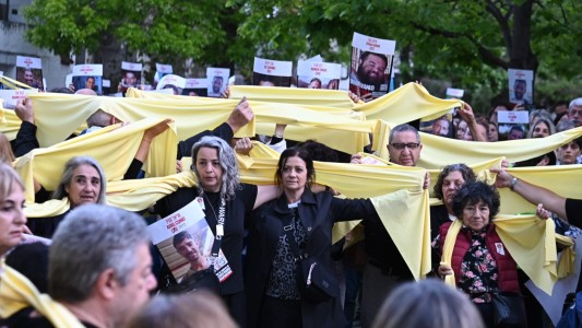 "Abrazo amarillo" en el Parque Centenario: masivo acto de familiares y amigos de secuestrados por Hamas