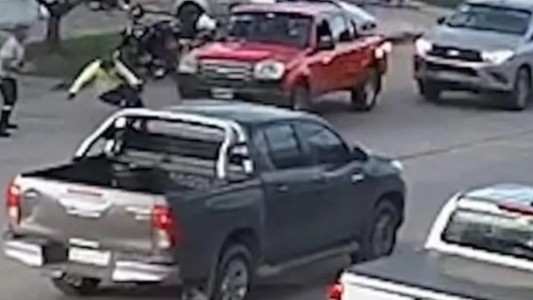 Video: Atropelló a un inspector de tránsito en Lincoln y escapó