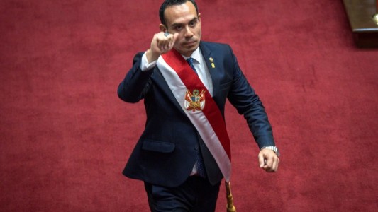 José Jerí asume como presidente interino de Perú tras la destitución exprés de Dina Boluarte