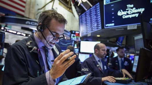 Tras el respaldo financiero de EE.UU, el riesgo país retrocedió a los 900 puntos