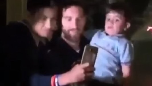 El mejor recibimiento para Messi en Barcelona: su hijo Thiago odia las selfies y le reclama regalos a su papá