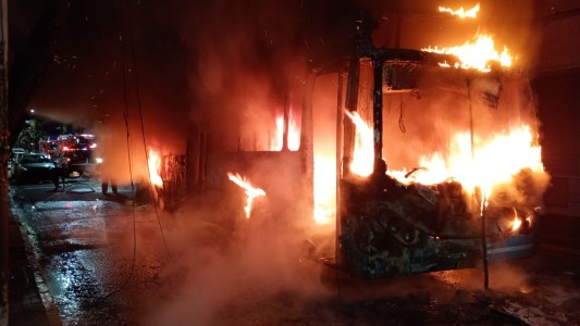 Impactante incendio: se prendió fuego un colectivo en movimiento