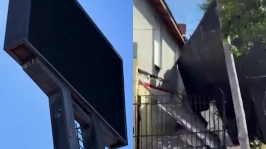 Tambaleó y cayó: un cartel publicitario se desmoronó en Ciudadela