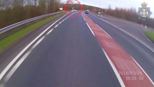 Video impactante: una mujer mostró cómo su novio se mató con la moto