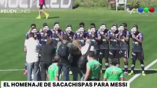 Los jugadores de Sacachispas posaron con caretas de Messi