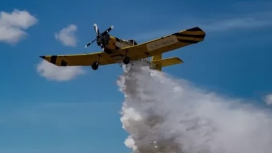 Córdoba: Un bombero resultó herido por la descarga de un avión hidrante en los incendios de la Quebrada del Condorito