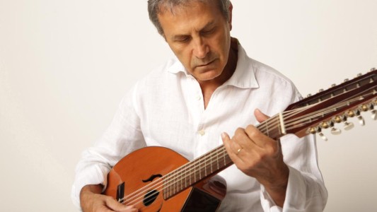 Una noche para celebrar la música, la memoria y el alma de Grecia: George Dalaras se presenta en el Teatro Coliseo