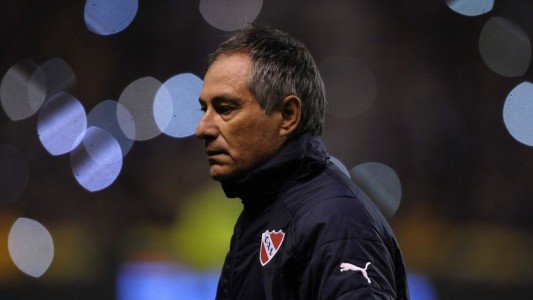 La barra de Independiente amenazó al DT Ariel Holan