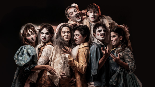 "Un enfermo imaginario" invita al espectador a vivir una experiencia inmersiva en los jardines del Museo Larreta