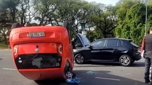 Una mujer resultó herida por el choque y vuelco de su auto frente al Jardín Japonés